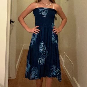 This dress is great for Lu’aus and summer! It can fit 12-16 years! Dark blue!